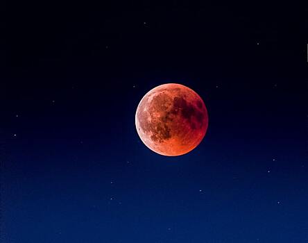 Почему Луна бывает красной и большой: когда можно увидеть красную луну