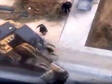 Экскаваторщик тщетно пытался занять место в кабине зациклившегося по кругу экскаватора
