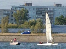 Ветер перевернул в Обском море катамаран с двумя спортсменами — они не могли выбраться сами