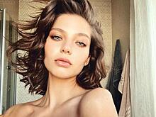 «Вот это изгибы»: Кафельникова в шелковом платье и сверкающем корсете снялась в ванной