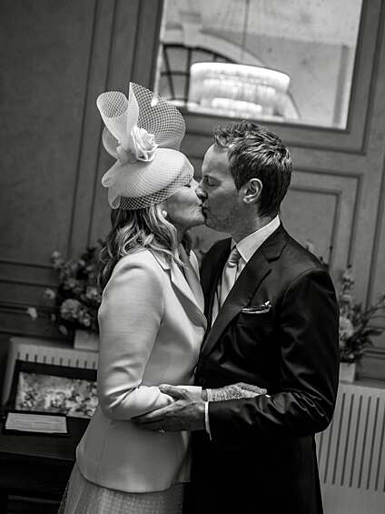 Ким Кэтролл и Рассел Томас.   В начале декабря публика порадовалась за Ким Кэтролл, исполнительницы незабываемой роли Саманты в «Сексе в большом городе». Она, наконец, вышла за звукорежиссера Рассела Томаса, с которым встречалась с 2016 года. Свадьба прошла в Лондоне, тайно, для 12 гостей. Для церемонии Ким Кэтролл выбрала платье Dior и шляпку Philip Treacy.