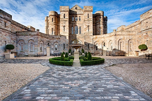«Королевский» замок в Шотландии выставили на продажу