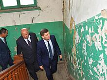 Сергей Фургал проинспектировал аварийные бараки в Хабаровске