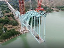 В Китае рухнул мост через великую реку Хуанхэ: 100-метровое стальное ребро убило 12 человек. Подробности