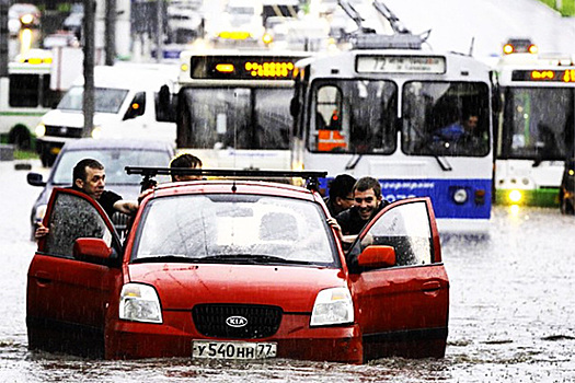 Улицы в Москве затопило из-за ливня