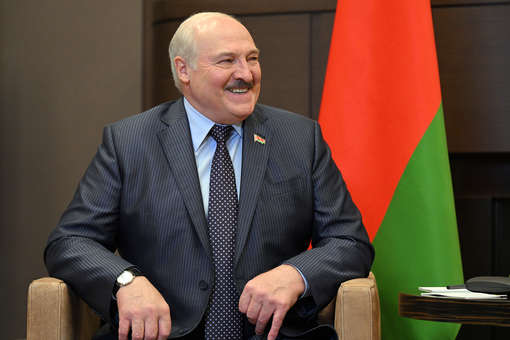 Александр Лукашенко подарил главе «Роскосмоса» Борисову свежий хлеб и любимое сало Шойгу