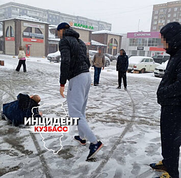 В Киеве группа подростков избила военного