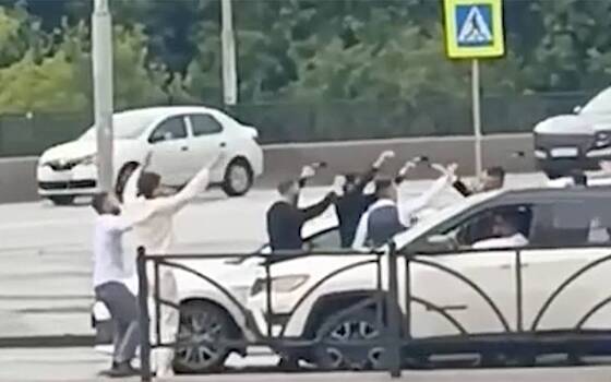 В Екатеринбурге автомобилисты перекрыли трассу и начали танцевать