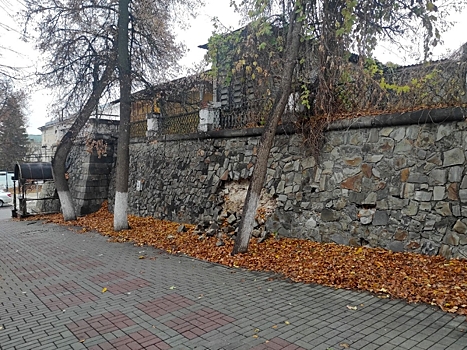 В Пензе на улице Московской оказалась частично разрушена подпорная стена памятника градостроительства и архитектуры