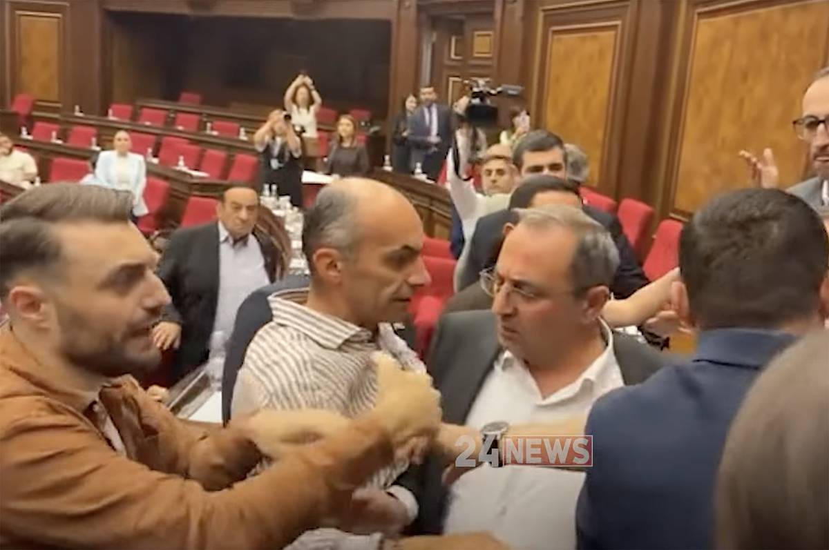 Появилось видео драки в парламенте Армении