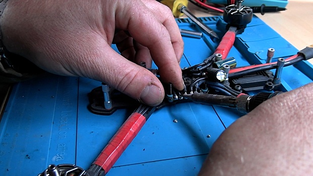 Российские бойцы создали лабораторию по производству дронов для доставки еды