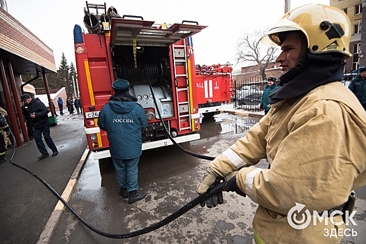 В Омске многоэтажку эвакуировали из-за пожара в мусоропроводе