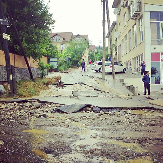 В Сочи в Адлерском и Хостинском районах курорта введен режим чрезвычайной ситуации из-за непрекращающихся проливных дождей, передает Вести-Сочи.