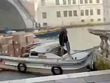 Женщина в Венеции угнала лодку и врезалась на ней в мост Риальто