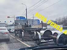 «Трамвай пустили»: в Пензе из прицепа грузовика выпали колесные пары