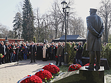 Памятник Жириновскому открыли на Новодевичьем кладбище в Москве