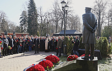 Памятник Жириновскому открыли на Новодевичьем кладбище в Москве