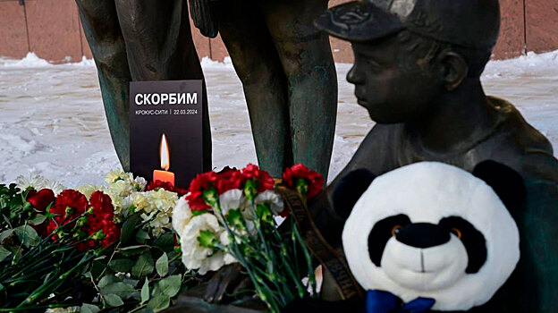 Антонов возложил цветы к стихийному мемориалу жертвам теракта в «Крокусе»