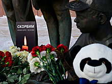 Антонов возложил цветы к стихийному мемориалу жертвам теракта в «Крокусе»