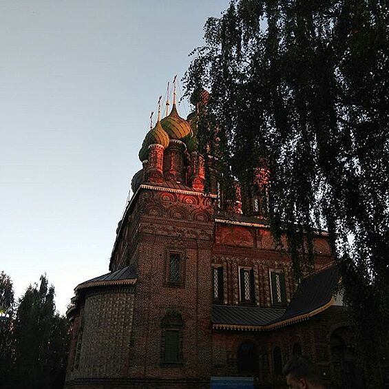 Церковь Иоанна Предтечи в Ярославле. Хотя в Ярославле много других достопримечательностей, почему-то на тысячную купюру поместили именно эту православную церковь XVII века.