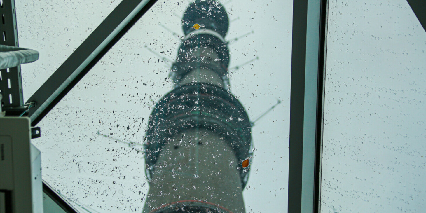 что написал дворник на снегу в фильме елки. открытое окно в поликлинике. больница окон в великом новгороде. дожди на дальнем востоке. улица из окна 1 этаж.