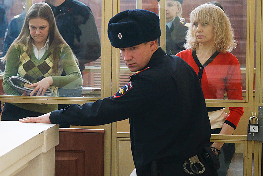 5 декабря Ростовский областной суд приговорил к срокам от 16 до 21 года заключения четырех участников преступной группы, получившей в СМИ название «банда амазонок». Ранее присяжные признали их виновными в 10 убийствах, совершенных в регионе с 2007 по 2009 год. Их жертвами, в частности, стал сотрудник ОМОНа Дмитрий Чудаков, его супруга и двое детей