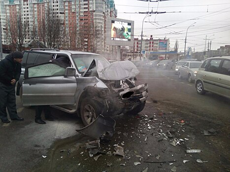 На автомобильном кольце в Краснодаре пьяный водитель внедорожника врезался в троллейбус