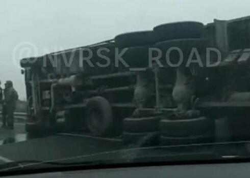 По дороге из Анапы в Новороссийск перевернулся военный грузовик