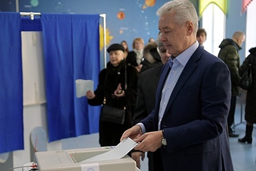 Собянин проголосовал на избирательном участке в Москве