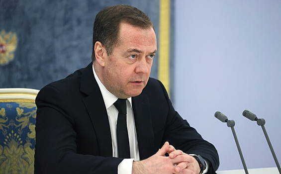 Медведев заявил, что Зеленский не сможет подписать мирный договор