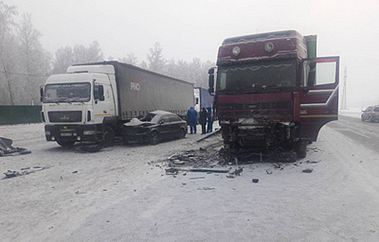Два человека погибли и еще двое пострадали в ДТП с участием грузовика в Тюменской области
