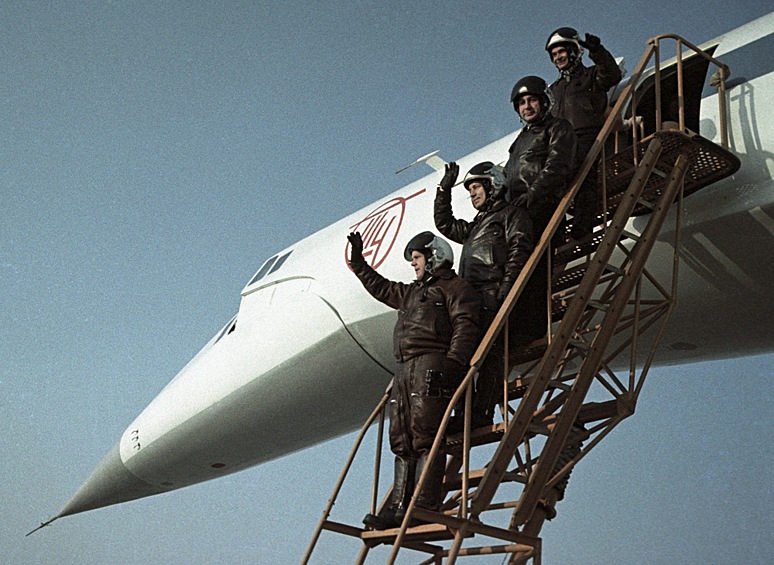 Экипаж советского сверхзвукового самолета Ту-144 готов к полету, 1969 год