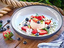 Как в ресторане: клубника с авокадо, свежей зеленью и гаспачо