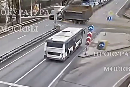 На видео попал момент массового ДТП на Варшавском шоссе в Новой Москве