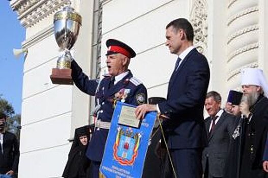 Виктор Гончаров вручил кубки победителям атаманского парада в Новочеркасске