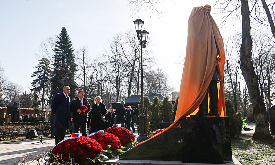 Памятник лидеру ЛДПР Владимиру Жириновскому открыли в годовщину его смерти