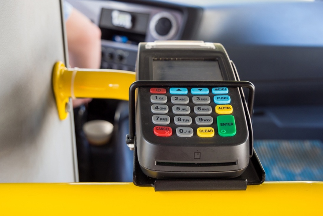 Терминал оплаты по банковским картам. Терминал оплаты в автобусе. Терминал оплаты в маршрутке. Оплата в автобусе. Терминал для оплаты картой в автобусе.