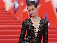 Беременная Екатерина Шпица вышла в свет в рубашке с вышивкой