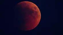 Красная луна над Москвой попала на видео