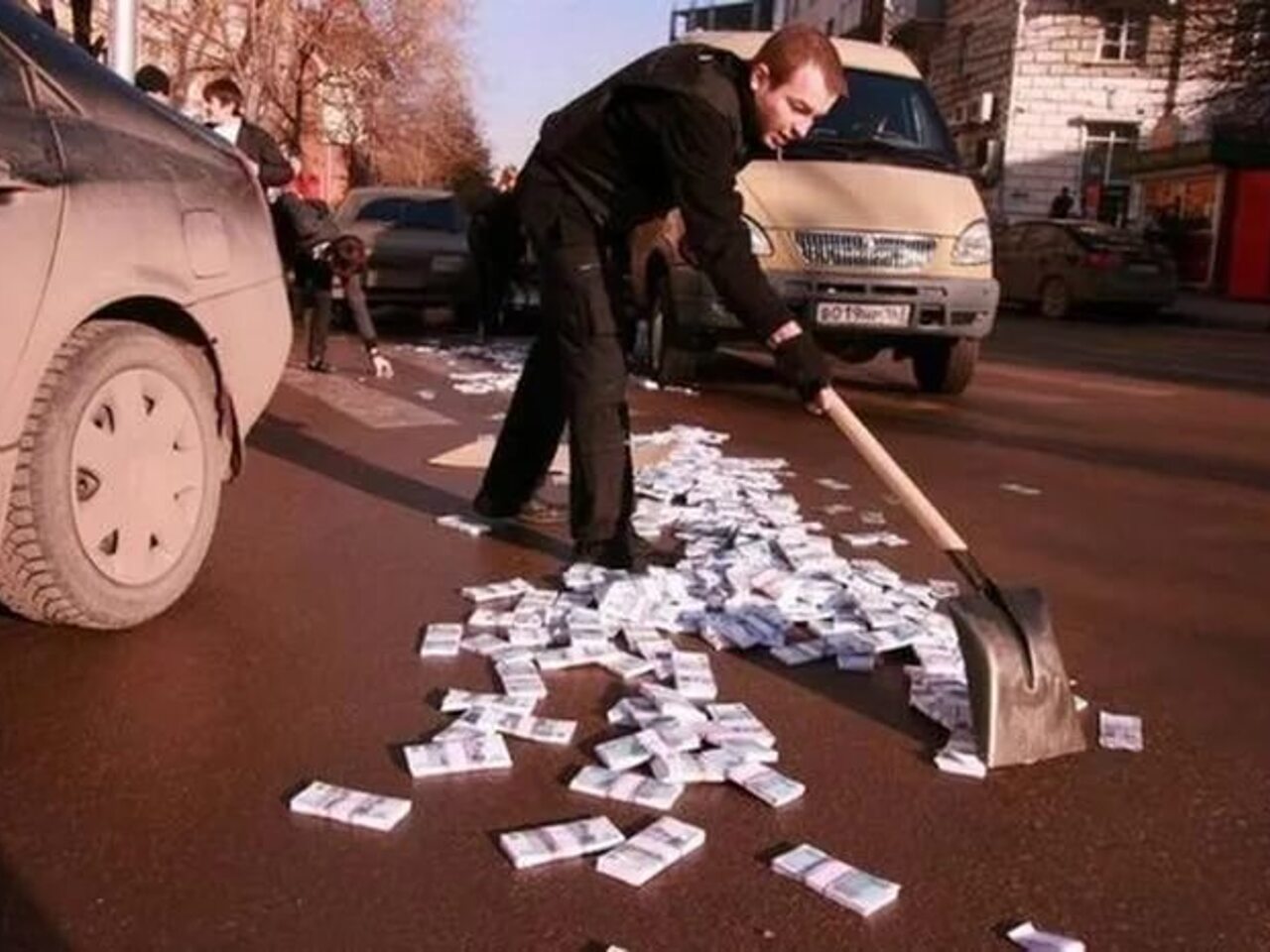 Грести деньги лопатой. Деньги валяются на дороге. Гребет деньги. Человек гребет деньги лопатой.