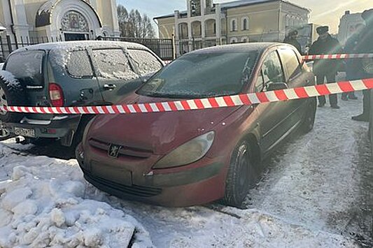 Тело женщины с огнестрельным ранением нашли в машине возле храма в Москве