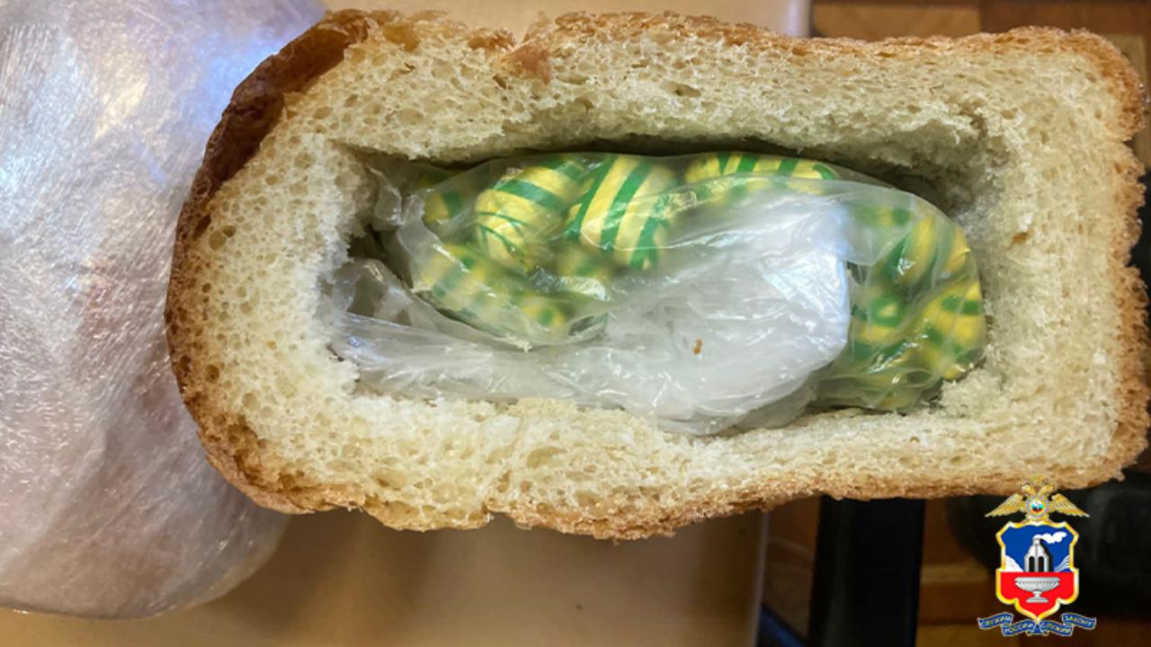 Хлеб и батон колбасы с начинкой из героина и метадона изъяла полиция Алтайского края у двух закладчиков