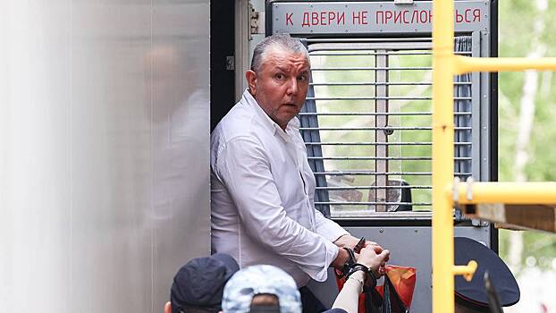 Вместо суда улетел в Дубай: почему полковника ФСБ Фролова судят за взятки