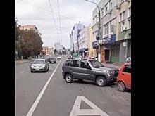 В Курске водители троллейбусов жалуются на припаркованные на выделенке авто