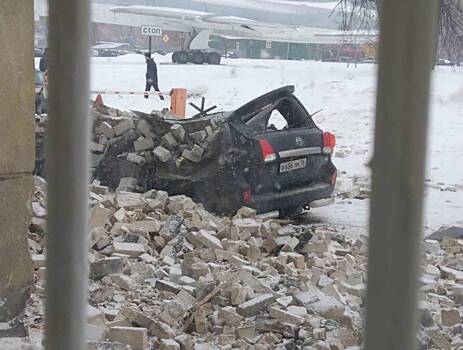 Груда кирпичей обрушилась на машину у входа на Казанский авиационный завод