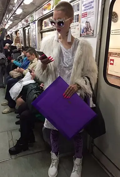 У вас тоже сейчас только один вопрос — а что она вообще делает в метро?