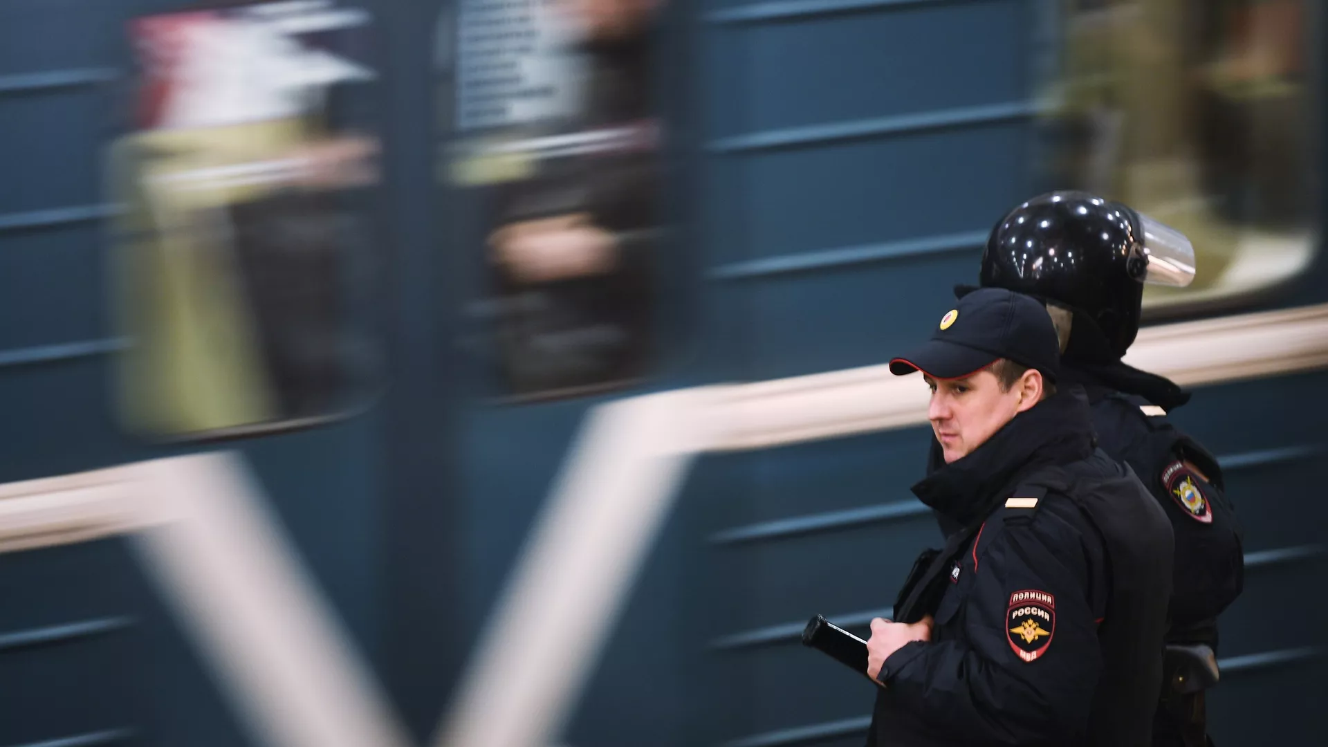 На видео попала драка в вагоне метро из-за телефона