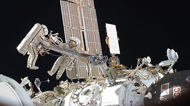 Космонавты забрали провисевшее 10 лет на МКС полотенце