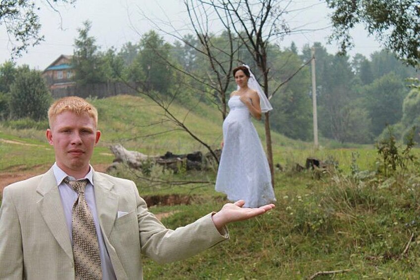 В этой фотографии прекрасно все: село, обычный русский парень и невеста на ладошке.