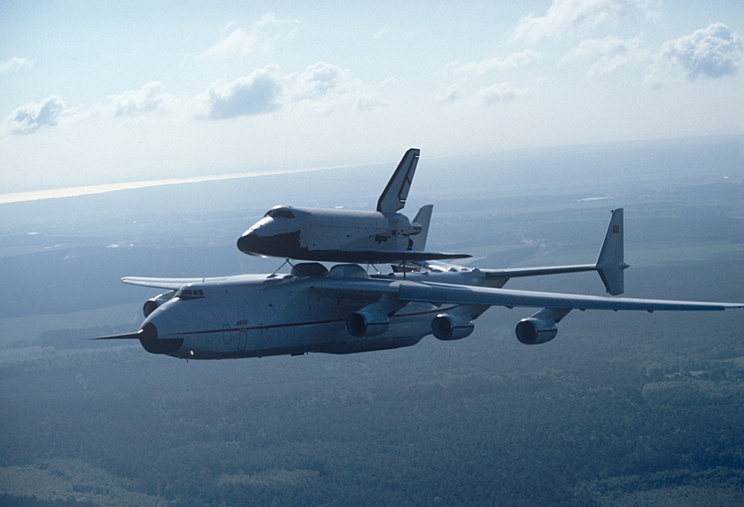 Самолет Ан-225 "Мрия" с многоразовым космическим кораблем "Буран" на внешней подвеске во время перелета с космодрома Байконур в Киев, чтобы далее отправиться на международный авиакосмический салон в Ле Бурже (Франция), 19 мая 1989 года